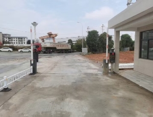 告別手工登記，效率提升看得見！——車牌識(shí)別道閘助力長(zhǎng)沙開福區(qū)采砂場(chǎng)智慧升級(jí)